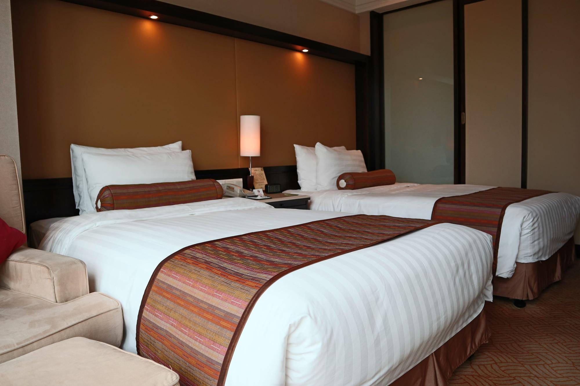 Howard Johnson Huaihai Hotel Shanghai Exterior photo