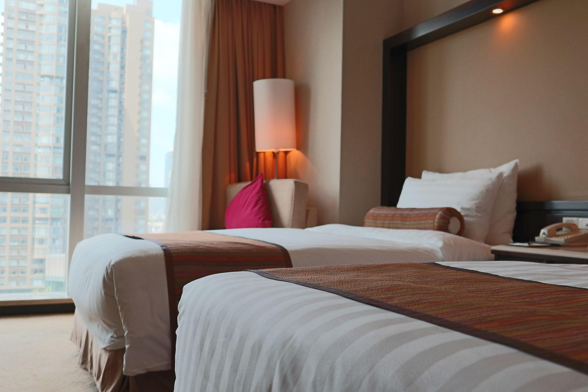 Howard Johnson Huaihai Hotel Shanghai Exterior photo