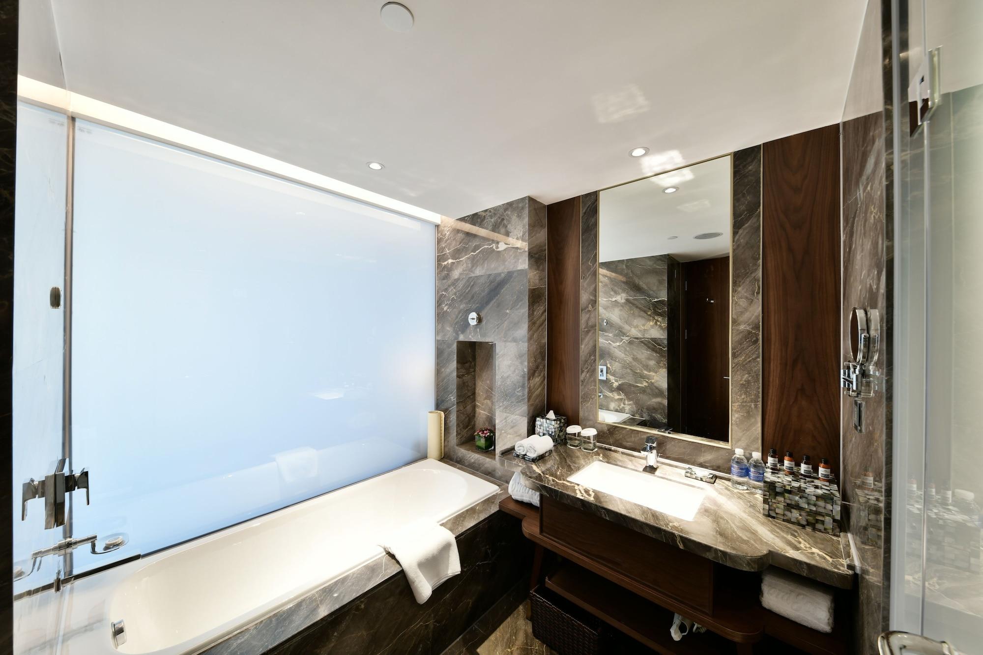 Howard Johnson Huaihai Hotel Shanghai Exterior photo
