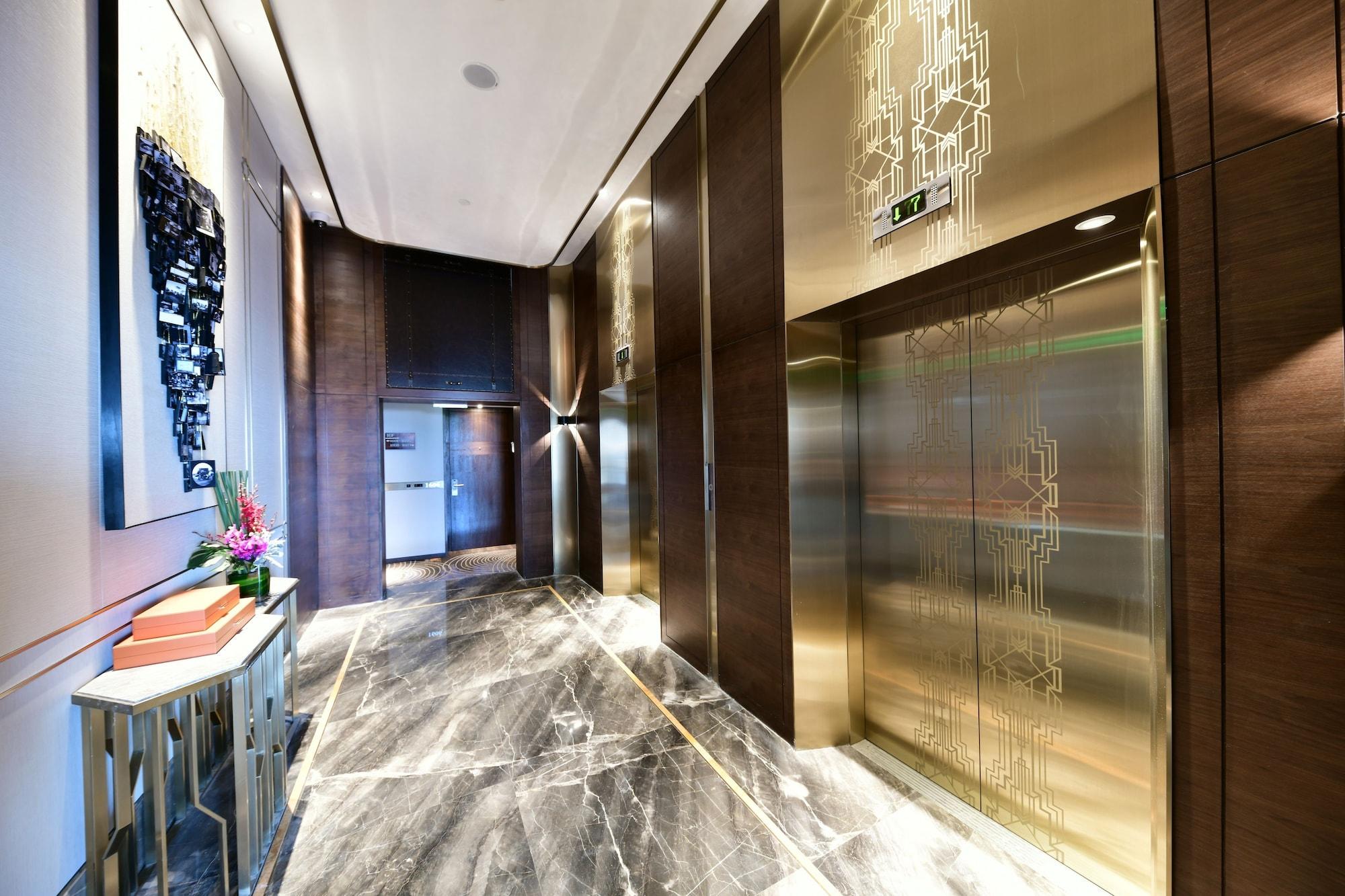 Howard Johnson Huaihai Hotel Shanghai Exterior photo