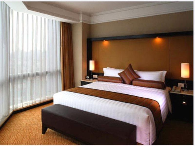 Howard Johnson Huaihai Hotel Shanghai Exterior photo