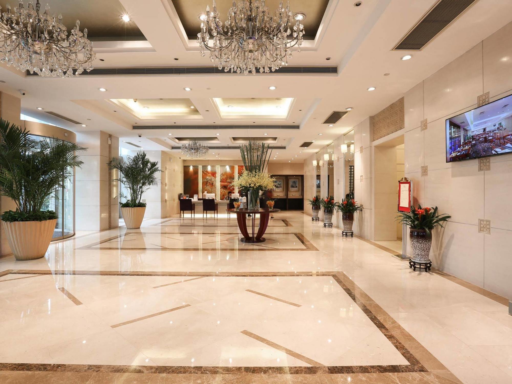 Howard Johnson Huaihai Hotel Shanghai Exterior photo