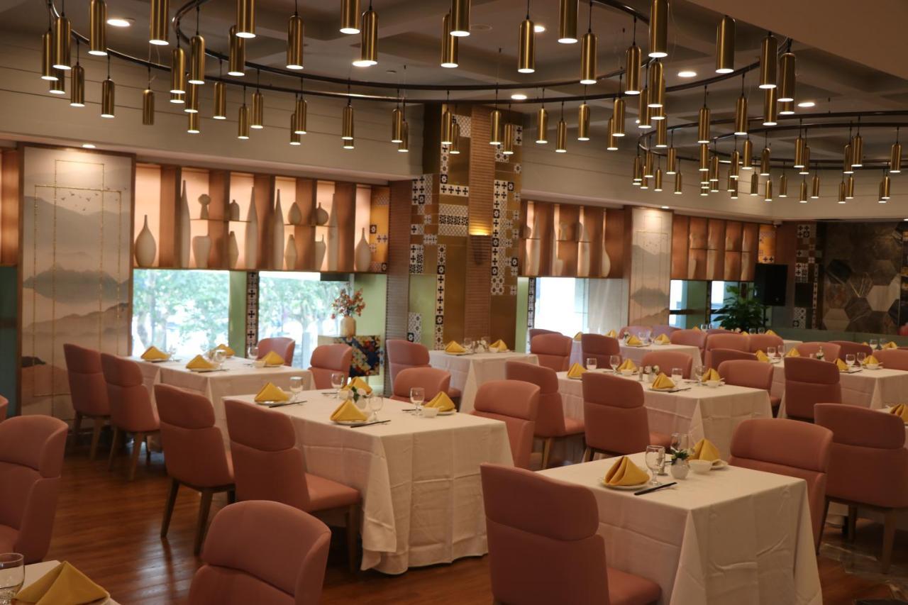 Howard Johnson Huaihai Hotel Shanghai Exterior photo