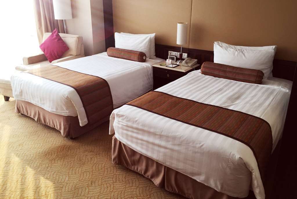 Howard Johnson Huaihai Hotel Shanghai Exterior photo